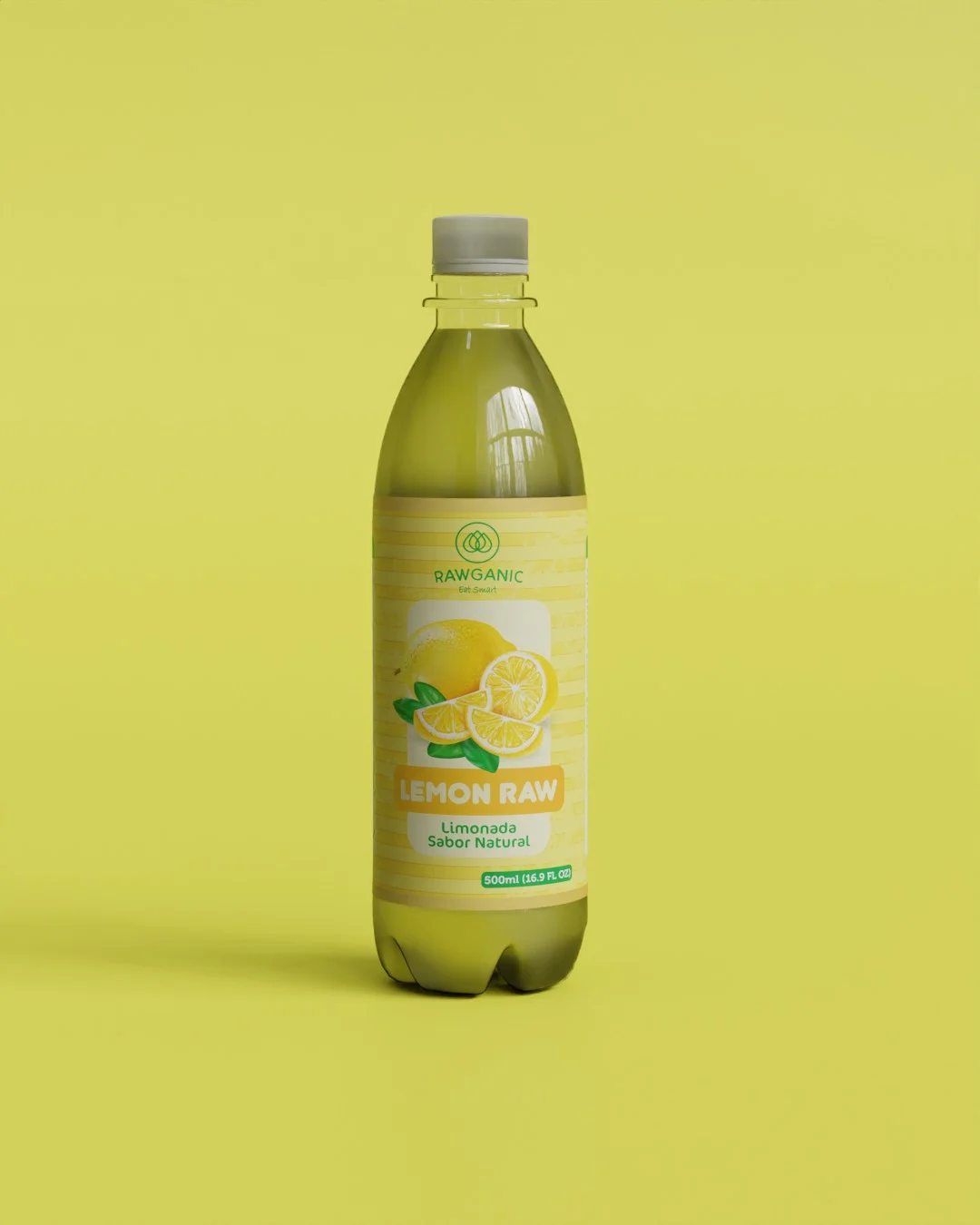 Botella de limonadaLemon Raw sabor menta-jengibre sobre fondo natural.